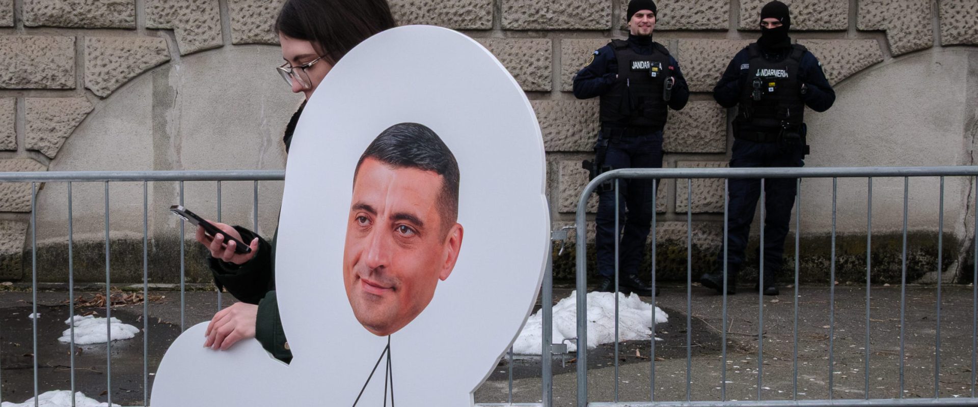 George Simion invocă lipsa de timp pentru a justifica abținerea în privința capabilităților americane Liderul AUR, George Simion, a explicat că abținerea partidului său de la votul din Parlament privind dislocarea temporară în România a unor capabilități americane a fost determinată de timpul insuficient pentru a studia documentele clasificate