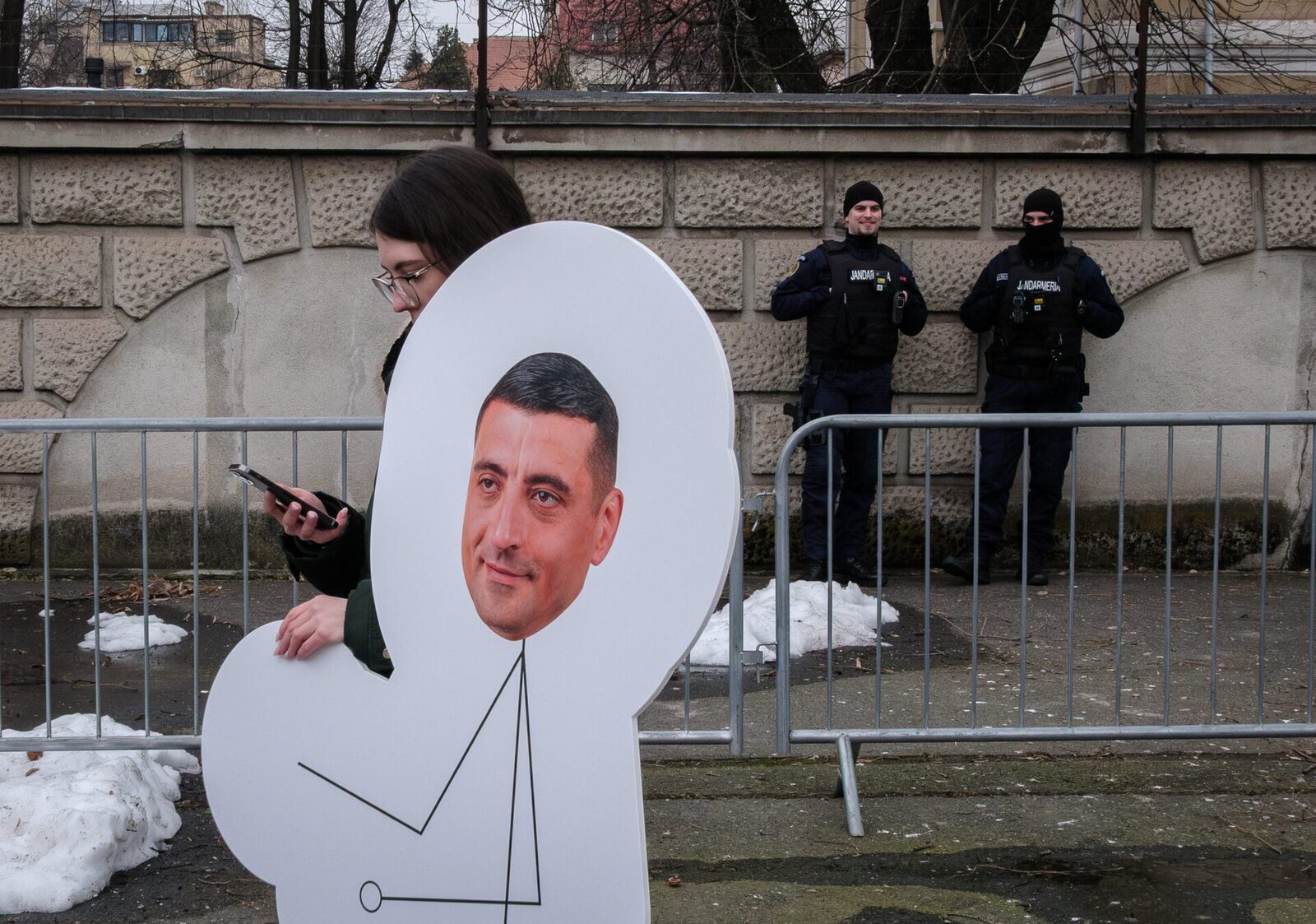 George Simion invocă lipsa de timp pentru a justifica abținerea în privința capabilităților americane Liderul AUR, George Simion, a explicat că abținerea partidului său de la votul din Parlament privind dislocarea temporară în România a unor capabilități americane a fost determinată de timpul insuficient pentru a studia documentele clasificate
