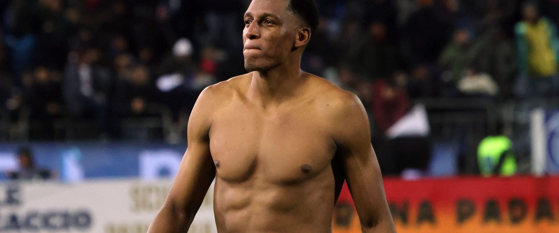 Un nou episod controversat în fotbalul italian: Yerry Mina, din nou în centrul atenției Fundașul columbian al echipei Cagliari, Yerry Mina, a fost din nou protagonistul unui eveniment controversat pe terenul de fotbal