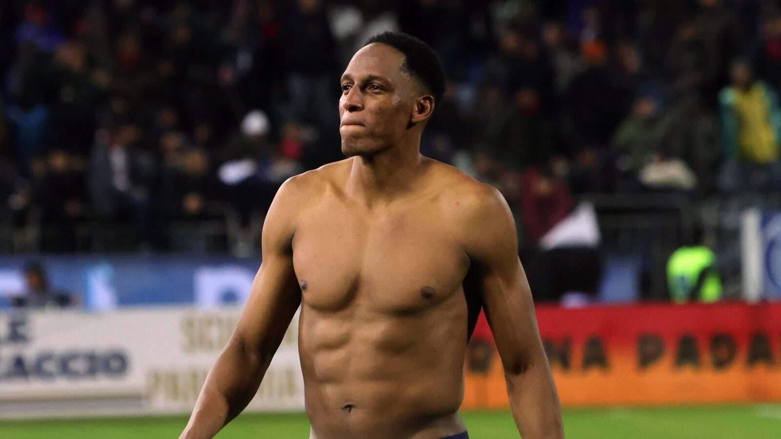 Un nou episod controversat în fotbalul italian: Yerry Mina, din nou în centrul atenției Fundașul columbian al echipei Cagliari, Yerry Mina, a fost din nou protagonistul unui eveniment controversat pe terenul de fotbal