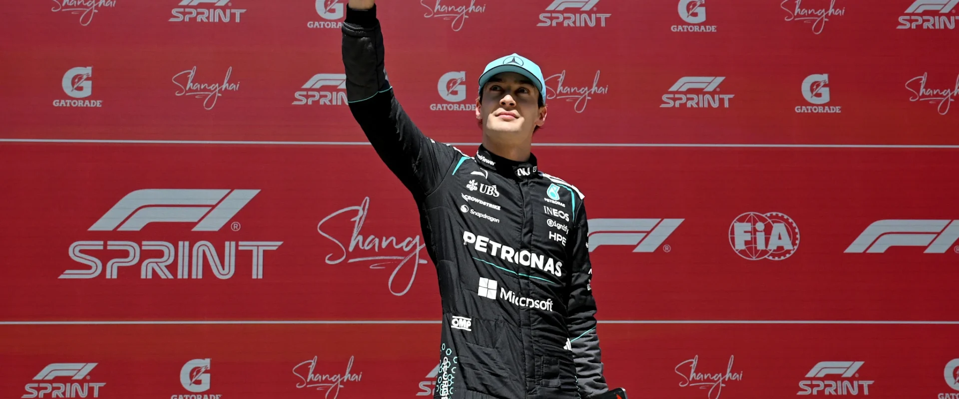 Russell, victorie la Sprintul din China după o cursă palpitantă Pilotul Mercedes, George Russell, a triumfat în cursa Sprint de la Marele Premiu al Chinei, sâmbătă, depășind pe Charles Leclerc de la Ferrari și pe coechipierul său, Lewis Hamilton