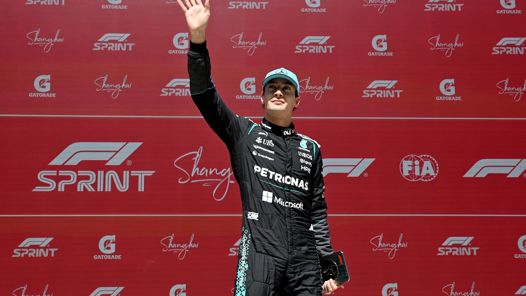 Russell, victorie la Sprintul din China după o cursă palpitantă Pilotul Mercedes, George Russell, a triumfat în cursa Sprint de la Marele Premiu al Chinei, sâmbătă, depășind pe Charles Leclerc de la Ferrari și pe coechipierul său, Lewis Hamilton