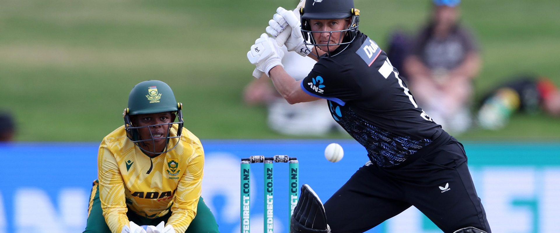 Victorie categorică pentru Noua Zeelandă în meciul de cricket feminin cu Africa de Sud Echipa feminină de cricket a Noii Zeelande a învins categoric Africa de Sud, pe teren propriu, cu un scor de 190/7, respectiv 110/7