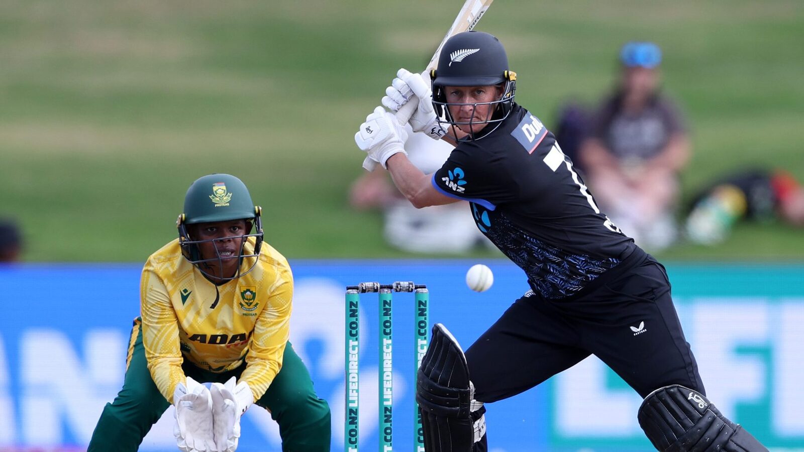 Victorie categorică pentru Noua Zeelandă în meciul de cricket feminin cu Africa de Sud Echipa feminină de cricket a Noii Zeelande a învins categoric Africa de Sud, pe teren propriu, cu un scor de 190/7, respectiv 110/7