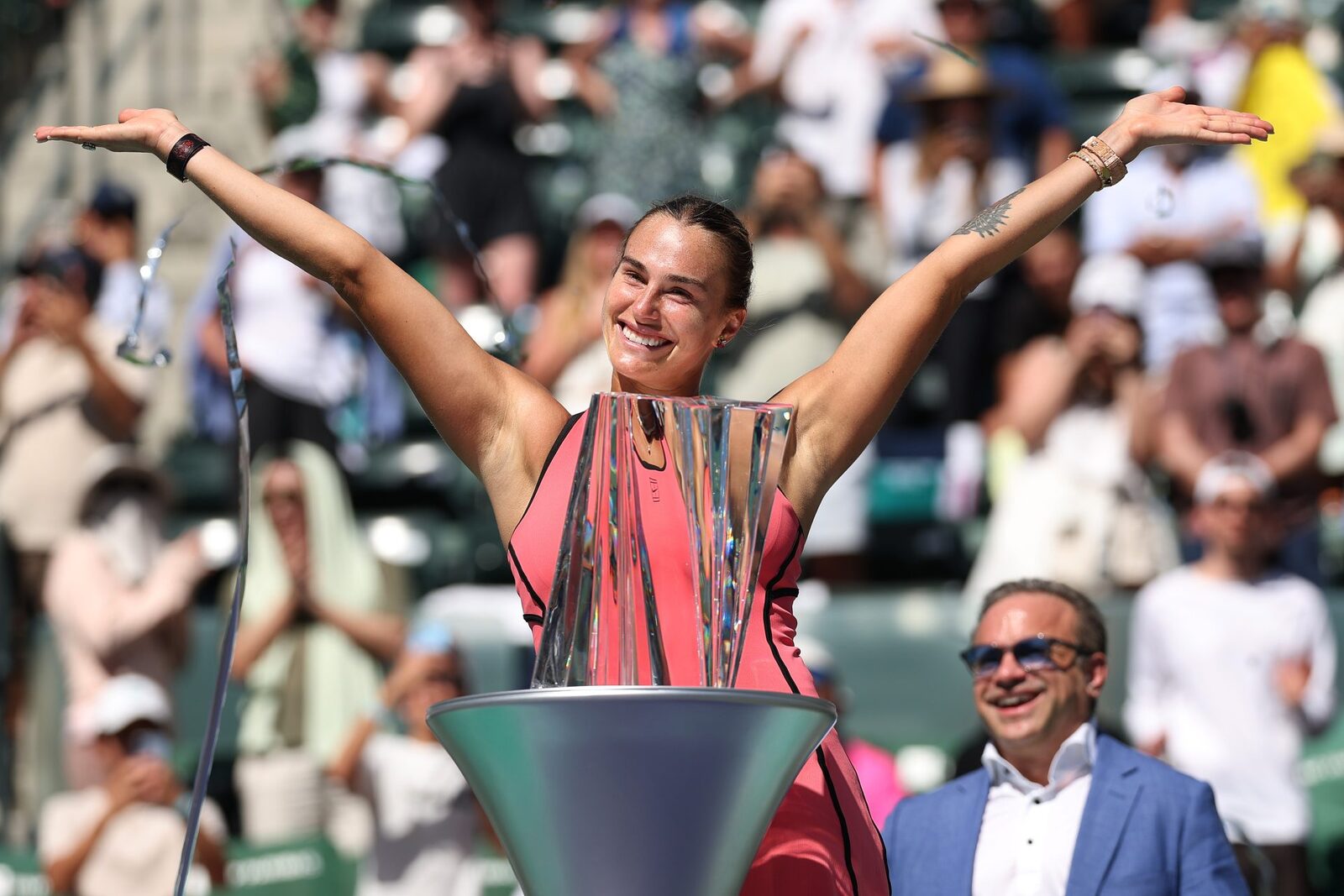 Sabalenka, în sfârșit campioană la Indian Wells după o finală dramatică cu Rybakina Aryna Sabalenka, numărul 1 mondial, a cucerit mult doritul trofeu la Indian Wells, învingând-o pe Elena Rybakina, numărul 2 mondial, cu 3-6, 6-3, 7-6 (6)