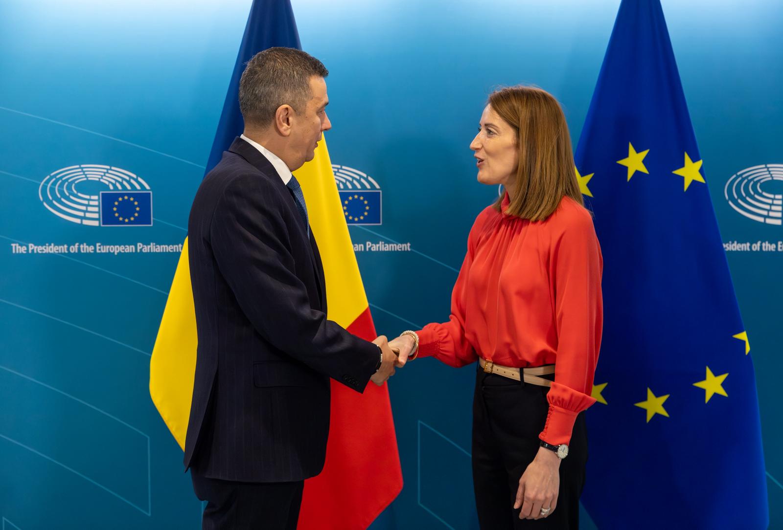 Grindeanu discută la Bruxelles despre prețurile carburanților și coalizarea cu PNL Președintele PSD, Sorin Grindeanu, s-a întâlnit joi la Bruxelles cu Roberta Metsola, președinta Parlamentului European
