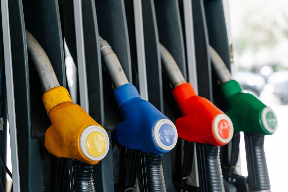 Guvernul Bolojan intervine în piața carburanților: Ordonanță de Urgență pentru plafonarea prețurilor Guvernul condus de premierul Bolojan a adoptat o ordonanță de urgență menită să stabilizeze prețurile la carburanți, în contextul unei creșteri accelerate a acestora în ultima perioadă