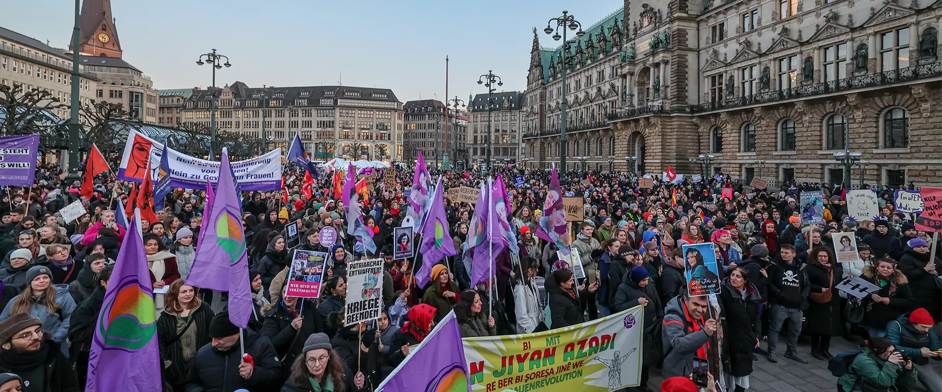 Welt-Frauentag in Hamburg: Großdemo an Landungsbrücken beginnt