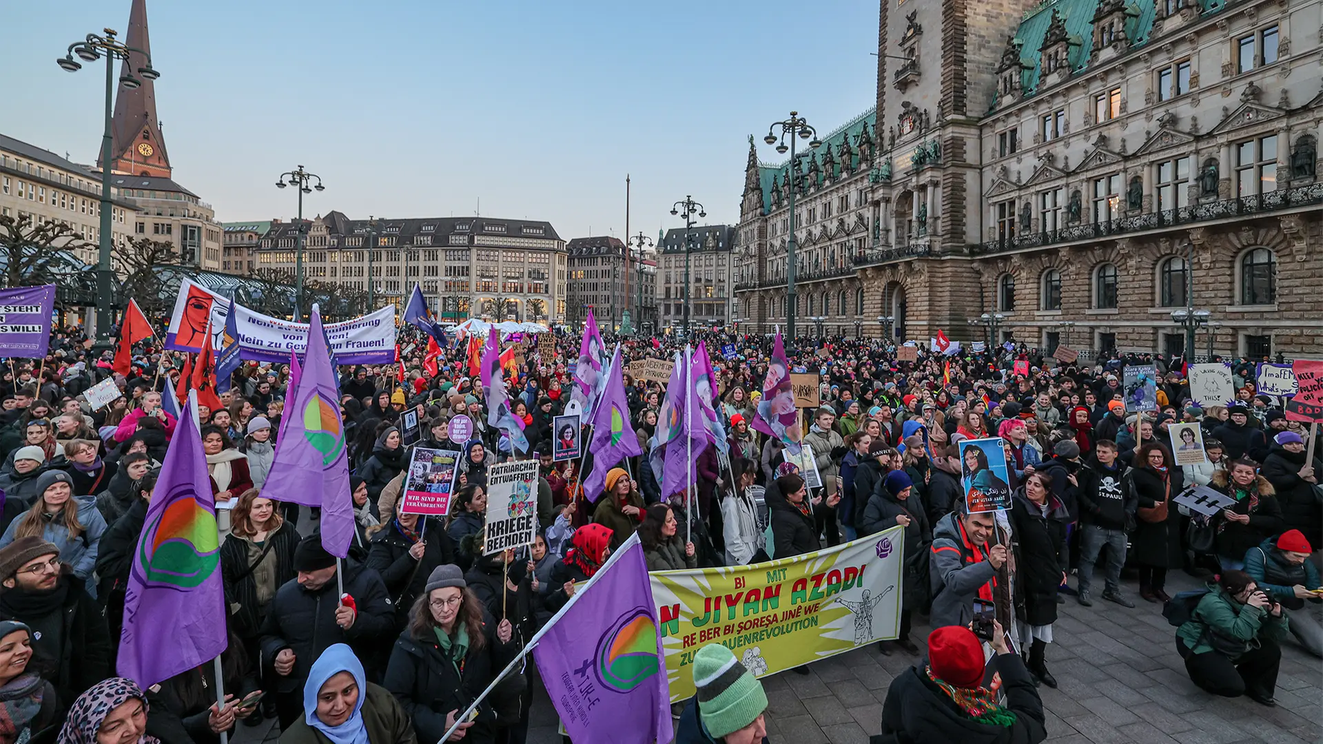 Ziua Femeii în Hamburg: Mii de oameni protestează pentru drepturile femeilor Hamburg, Germania – Mii de oameni sunt așteptați astăzi să participe la demonstrațiile organizate în Hamburg cu ocazia Zilei Internaționale a Femeii