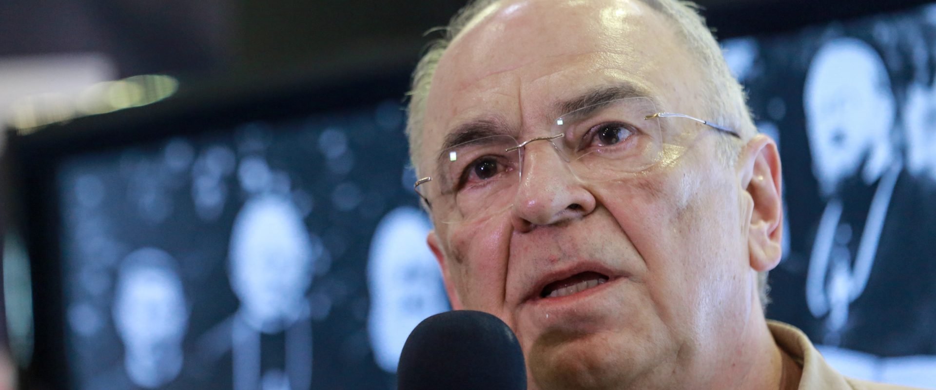 Liiceanu: Lumea se confruntă cu o criză a încrederii și o „discordie planetară” Filosoful Gabriel Liiceanu a tras un semnal de alarmă cu privire la starea actuală a lumii, descriind-o ca fiind într-un „ceas al discordiei planetare”