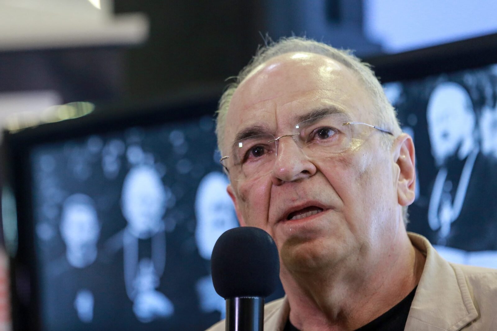 Liiceanu: Lumea se confruntă cu o criză a încrederii și o „discordie planetară” Filosoful Gabriel Liiceanu a tras un semnal de alarmă cu privire la starea actuală a lumii, descriind-o ca fiind într-un „ceas al discordiei planetare”