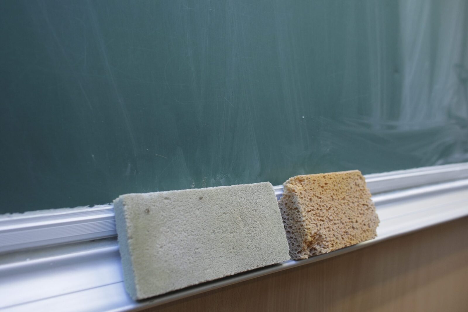 Simularea Evaluării Naționale, umbrită de boicot în școlile din București Simularea Evaluării Naționale a fost organizată doar în 38 din cele 221 de școli și licee cu clase de gimnaziu din București