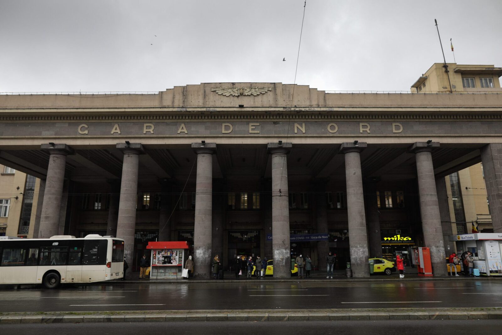 Ancheta europeană la Gara de Nord: Lucrările de modernizare, blocate în ciuda fondurilor europene Parchetul European (EPPO) a demarat o anchetă privind lucrările de reabilitare a Gării de Nord din București, după ce proiectul, finanțat cu fonduri europene, nu a fost demarat, deși au trecut ani de la lansarea primelor discuții
