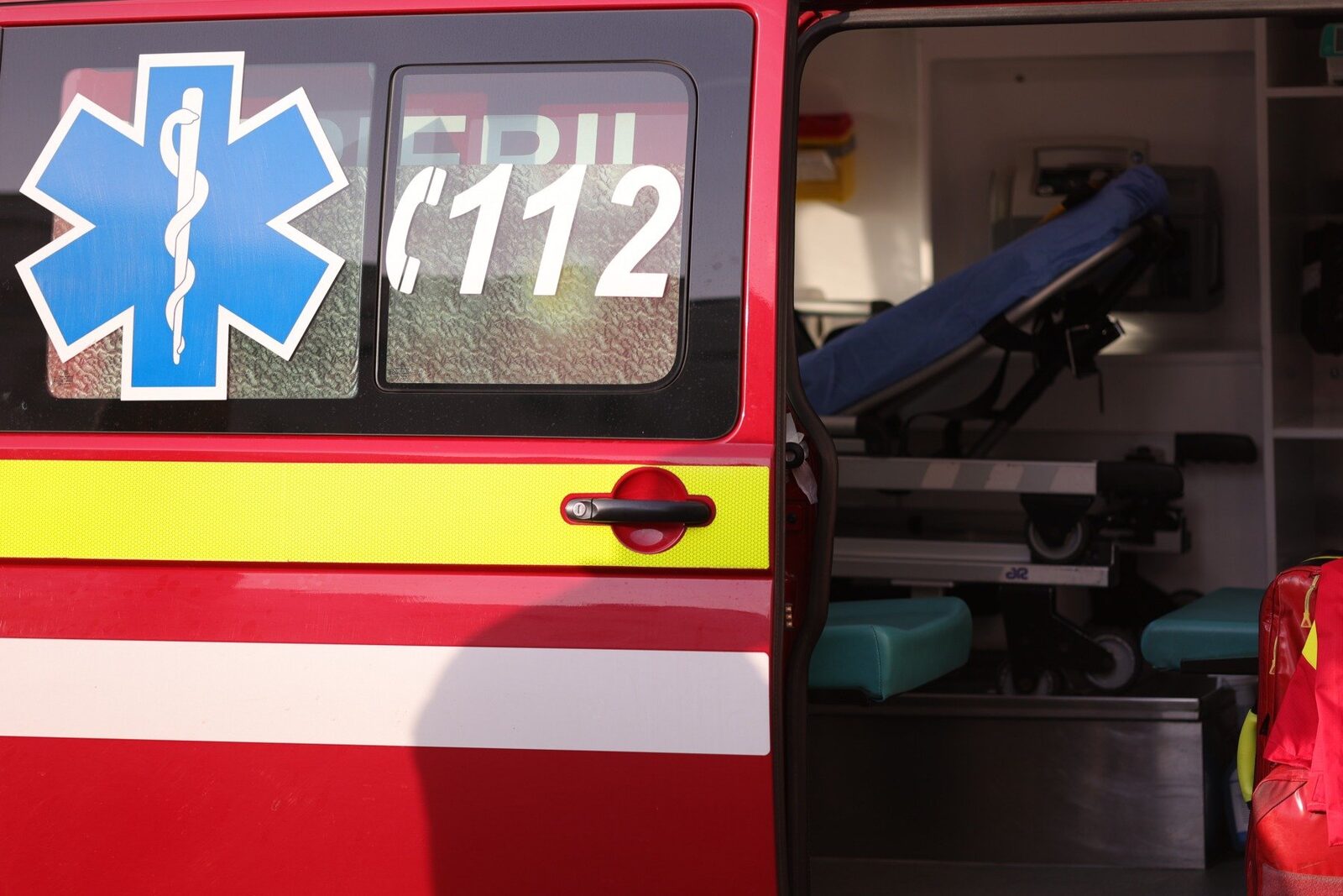 Un copil de cinci ani a căzut de la etajul opt al unui bloc din Capitală Un copil în vârstă de cinci ani a fost salvat de un echipaj medical după ce a căzut de la etajul opt al unui bloc de locuințe din Sectorul 2 al Bucureștiului