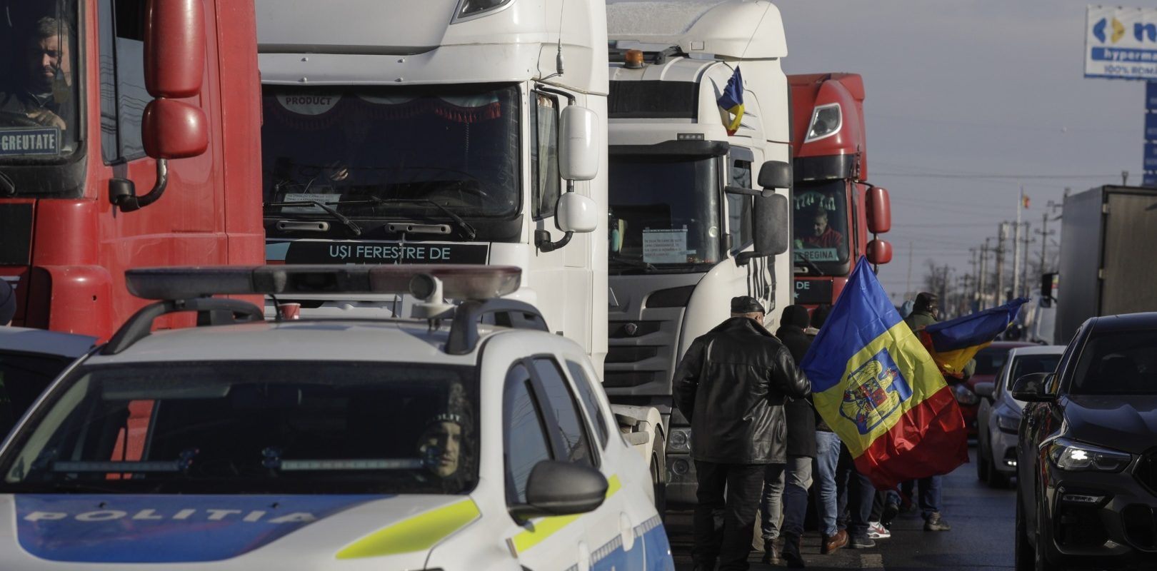 Transportatorii cer măsuri urgente pentru carburanți și RCA, avertizând asupra riscului de blocaje Confederația Operatorilor și Transportatorilor Autorizați din România (COTAR) a solicitat intervenția urgentă a Guvernului pentru a aborda creșterea prețurilor la carburanți și pentru a reglementa polițele RCA, atrăgând atenția asupra posibilelor perturbări în lanțul de aprovizionare cu mărfuri