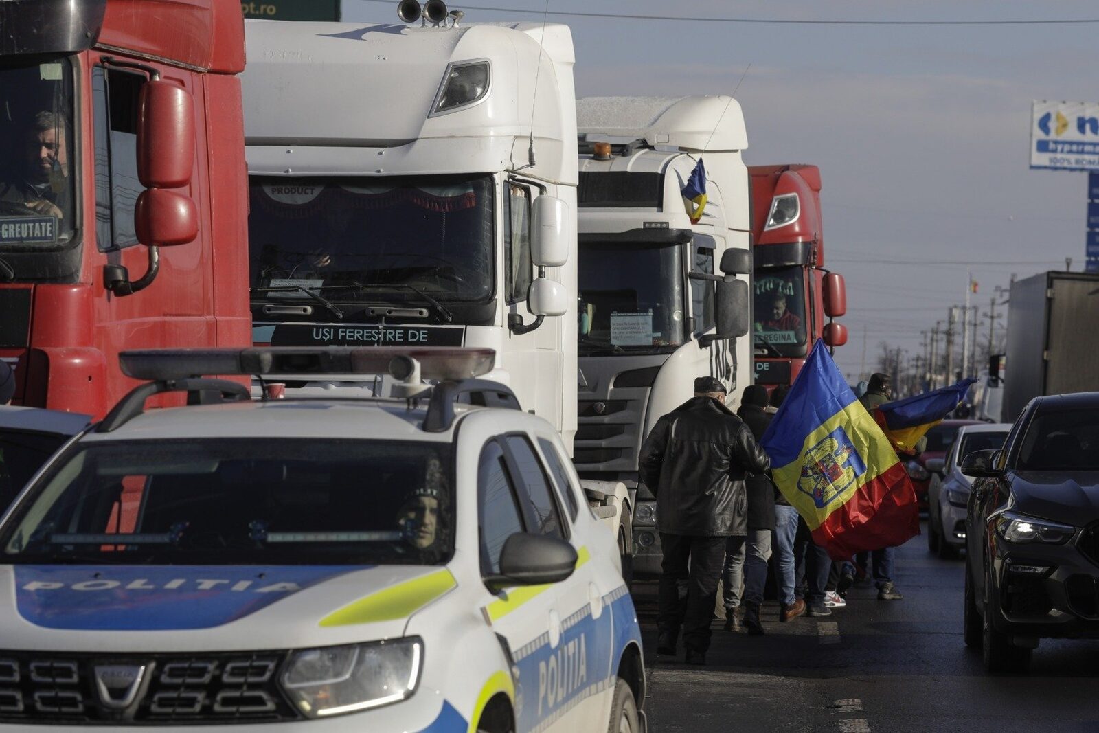 Transportatorii cer măsuri urgente pentru carburanți și RCA, avertizând asupra riscului de blocaje Confederația Operatorilor și Transportatorilor Autorizați din România (COTAR) a solicitat intervenția urgentă a Guvernului pentru a aborda creșterea prețurilor la carburanți și pentru a reglementa polițele RCA, atrăgând atenția asupra posibilelor perturbări în lanțul de aprovizionare cu mărfuri