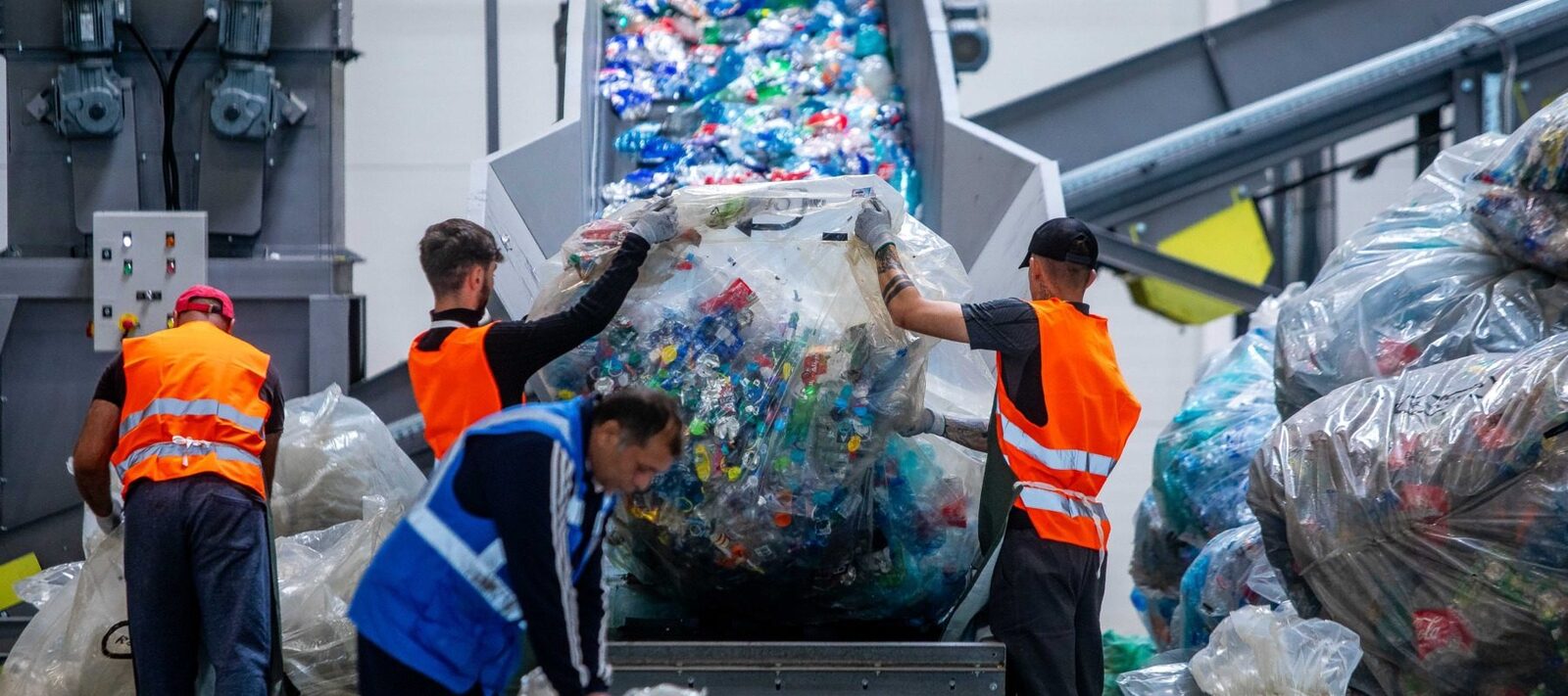 Peste 311 milioane de ambalaje returnate în februarie prin SGR; rata de reciclare depășește 85% Peste 311 milioane de ambalaje cu simbolul Sistemului de Garanție-Returnare (SGR) au fost colectate în februarie, potrivit datelor publicate miercuri de RetuRo, administratorul sistemului