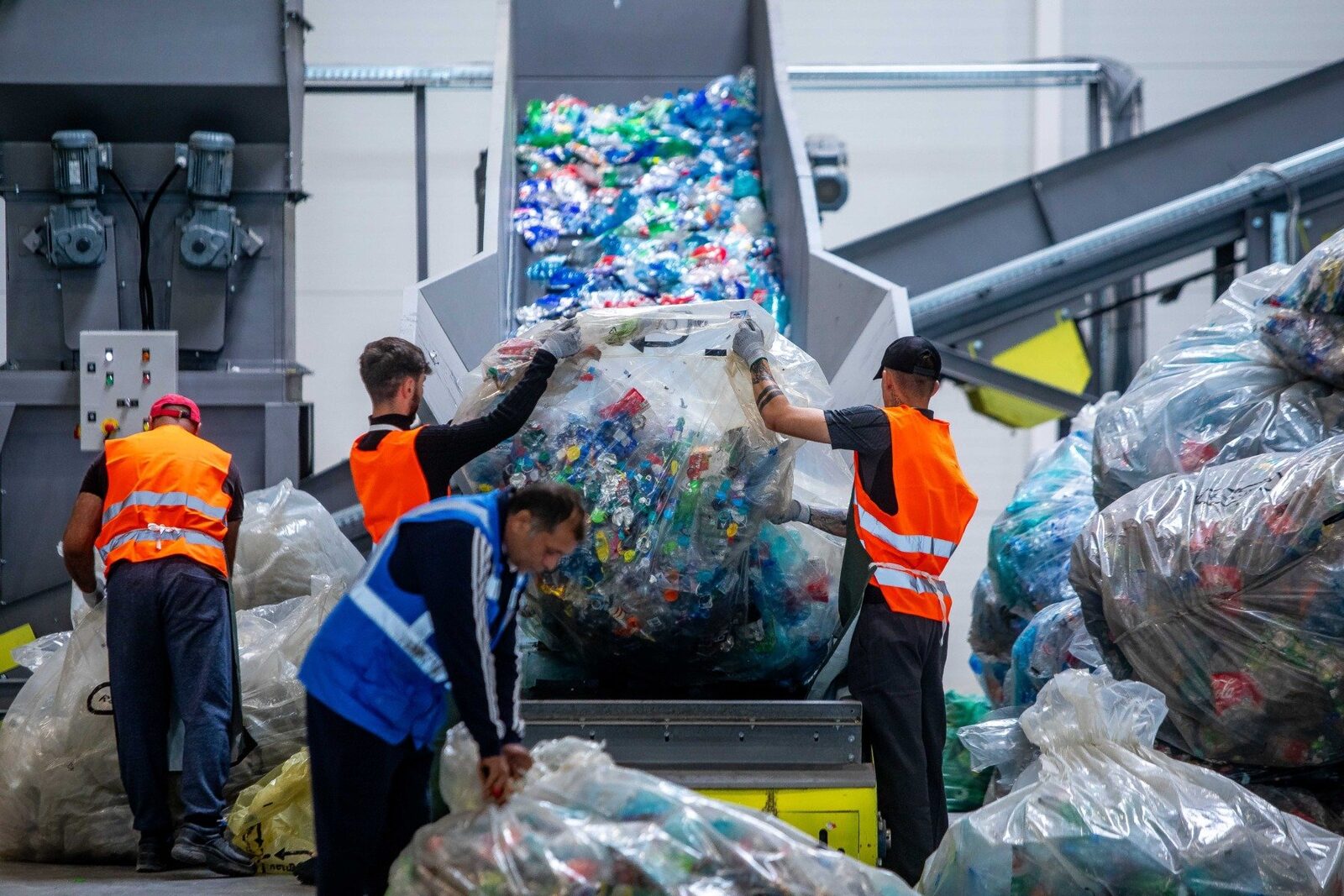 Peste 311 milioane de ambalaje returnate în februarie prin SGR; rata de reciclare depășește 85% Peste 311 milioane de ambalaje cu simbolul Sistemului de Garanție-Returnare (SGR) au fost colectate în februarie, potrivit datelor publicate miercuri de RetuRo, administratorul sistemului