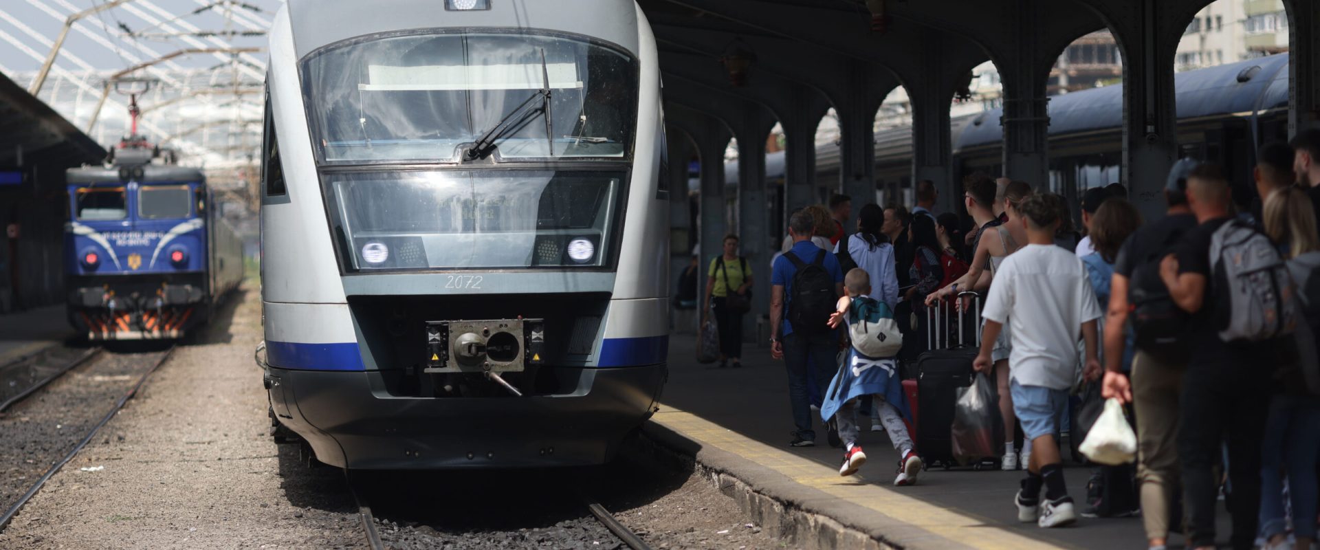 România trece la ora de vară: Cum afectează schimbarea trenurile Începând cu noaptea de sâmbătă spre duminică, 29 martie 2026, România va trece la ora de vară, modificarea orară având impact direct asupra trenurilor aflate în circulație la momentul schimbării