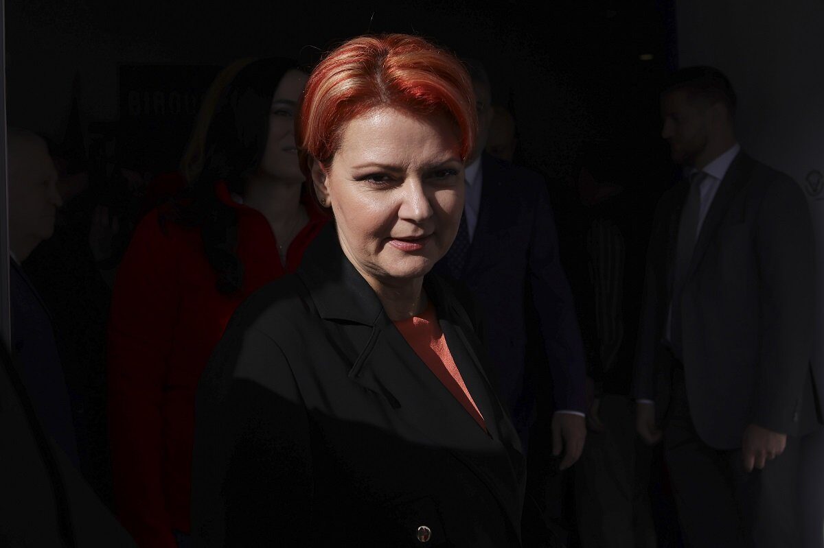 PSD, umilit în Parlament: Amendamentul pentru pensionari, respins Lia Olguța Vasilescu, primarul Craiovei și membru marcant al PSD, a reacționat dur după ce amendamentul partidului pentru acordarea de ajutoare sociale pensionarilor a fost respins miercuri de comisiile reunite de buget din Parlament