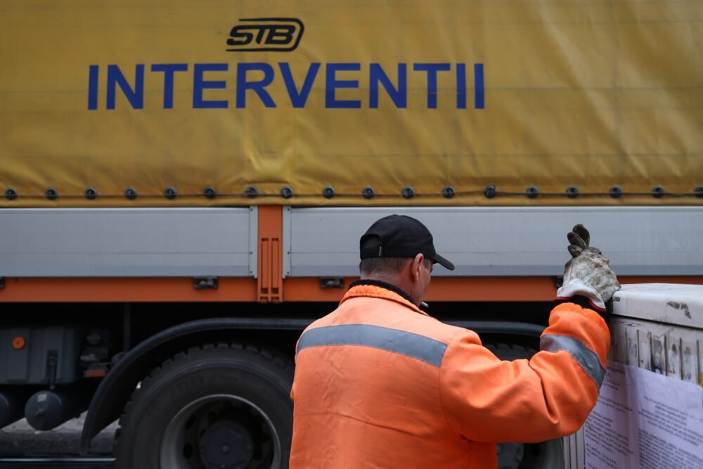 Tăieri salariale controversate la STB: Conducerea, acuzată de lipsă de transparență și represalii Societatea de Transport București (STB) se confruntă cu o criză internă majoră, după ce planurile de reducere a costurilor prin diminuarea veniturilor angajaților au fost dezvăluite