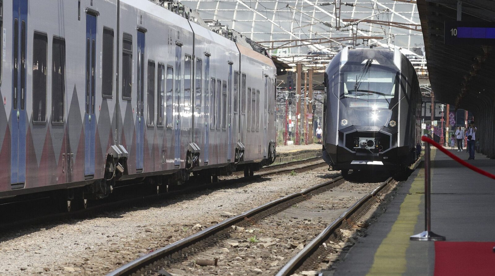 Tren cu cinci ore întârziere pe ruta Pitești – București din cauza unei defecțiuni Un tren care a circulat joi pe ruta Pitești – București a înregistrat o întârziere de cinci ore, ajungând în Gara de Nord abia la prânz, deși sosirea era programată inițial pentru ora 6:44 dimineața