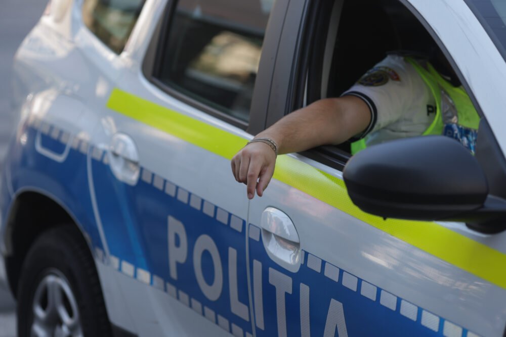 Surpare de asfalt pe Șoseaua Mihai Bravu: Traficul restricționat și intervenție de urgență Bucureștenii sunt afectați de restricții de trafic pe Șoseaua Mihai Bravu, după ce o porțiune din asfalt s-a surpat