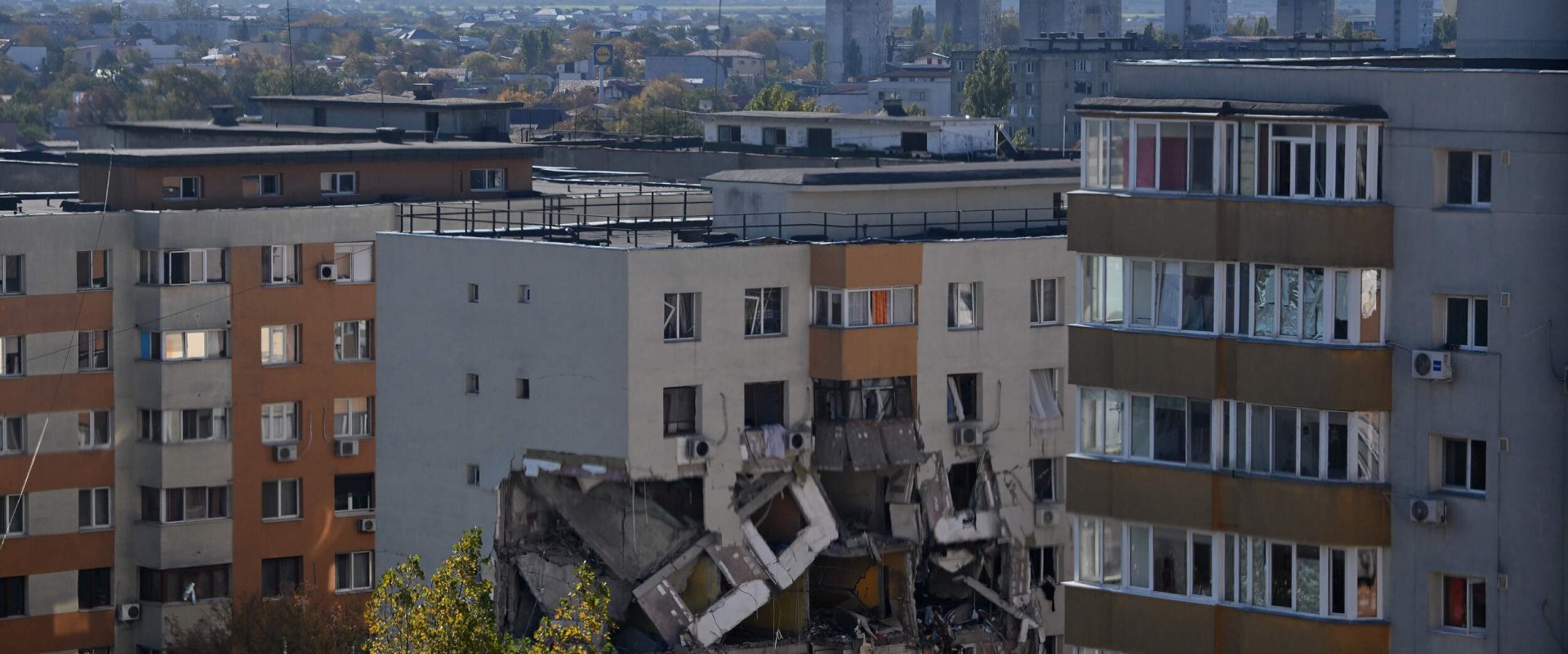 Blocul din Rahova, afectat de explozia din 2025: Primăria analizează demolarea și reconstrucția Primarul general al Capitalei, Ciprian Ciucu, a anunțat că, în cazul blocului din Rahova afectat de explozia din octombrie 2025, există posibilitatea demolării și reconstrucției dacă firmele nu se vor arăta interesate de lucrările de consolidare