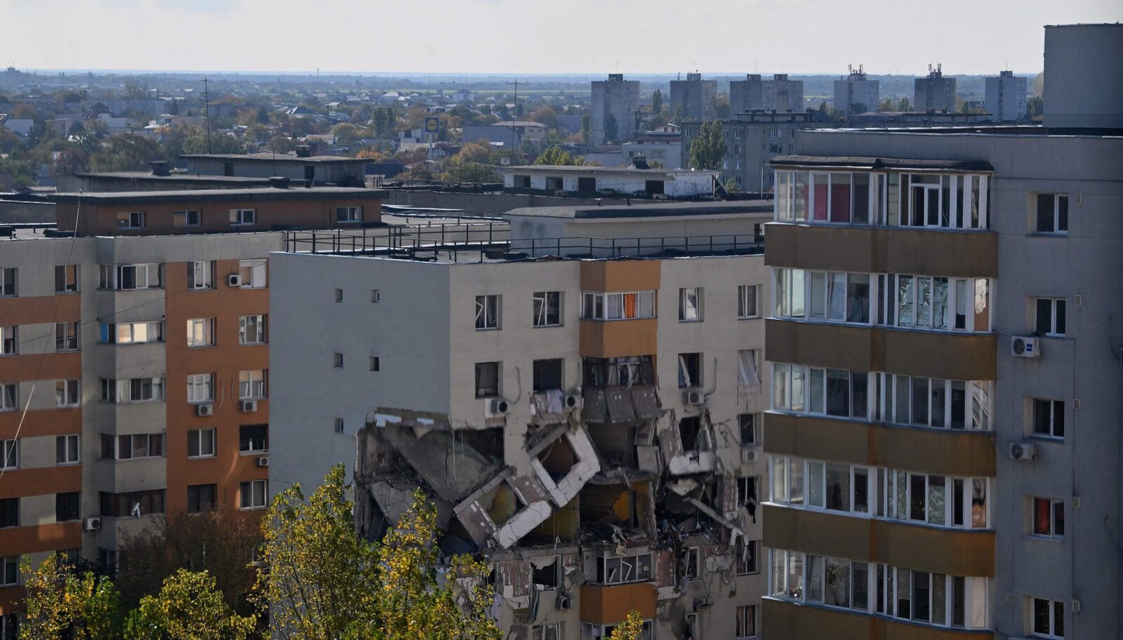 Blocul din Rahova, afectat de explozia din 2025: Primăria analizează demolarea și reconstrucția Primarul general al Capitalei, Ciprian Ciucu, a anunțat că, în cazul blocului din Rahova afectat de explozia din octombrie 2025, există posibilitatea demolării și reconstrucției dacă firmele nu se vor arăta interesate de lucrările de consolidare
