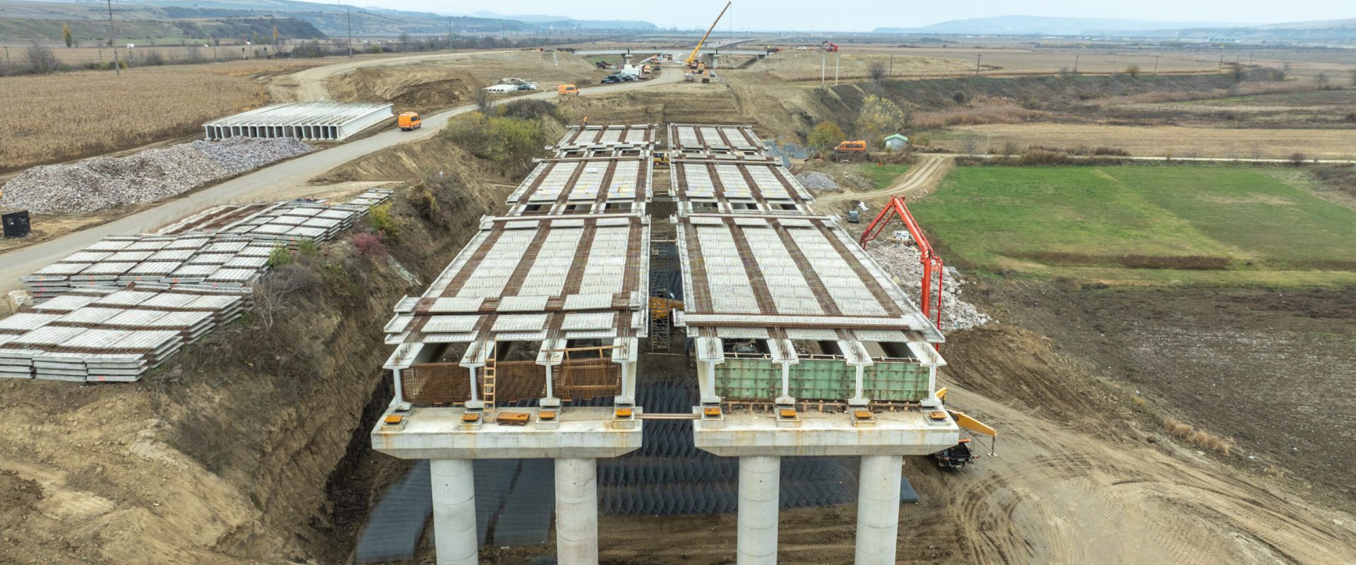 Încă 20 de kilometri de autostradă, în lucru pe ruta spre Bacău Lucrările la Autostrada Moldovei A7 continuă pe mai multe fronturi, cu accent pe finalizarea lotului dintre Adjud și Răcăciuni