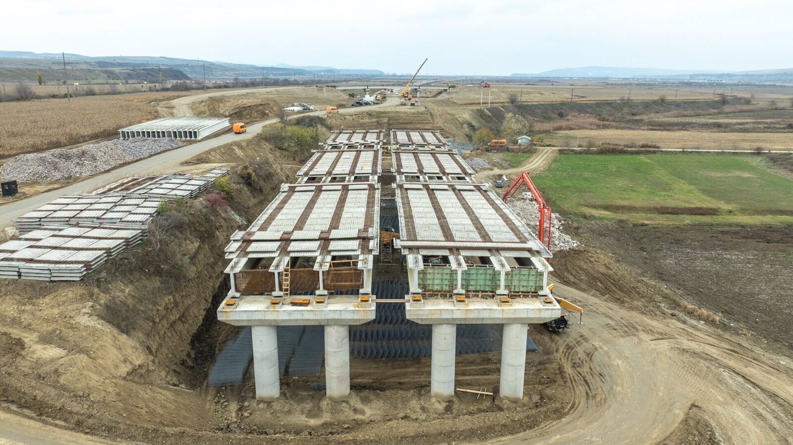Încă 20 de kilometri de autostradă, în lucru pe ruta spre Bacău Lucrările la Autostrada Moldovei A7 continuă pe mai multe fronturi, cu accent pe finalizarea lotului dintre Adjud și Răcăciuni