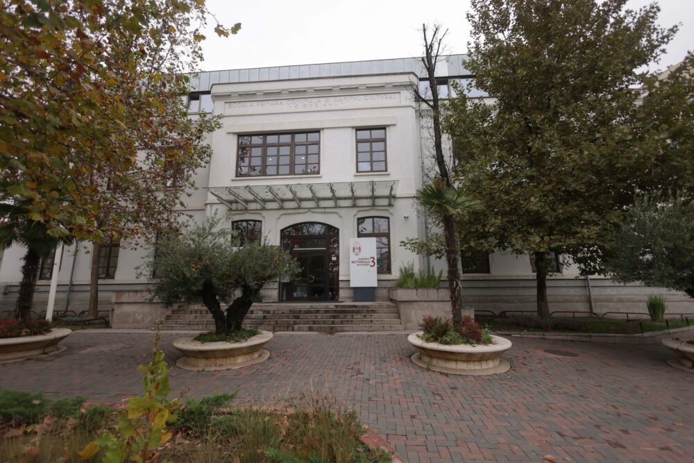 Primăria Sectorului 3 reduce personalul pentru a economisi fonduri Primarul Sectorului 3, Robert Negoiță, propune o reorganizare a Direcției de Evidență a Persoanelor, măsură ce ar putea duce la eliminarea a 23 de posturi