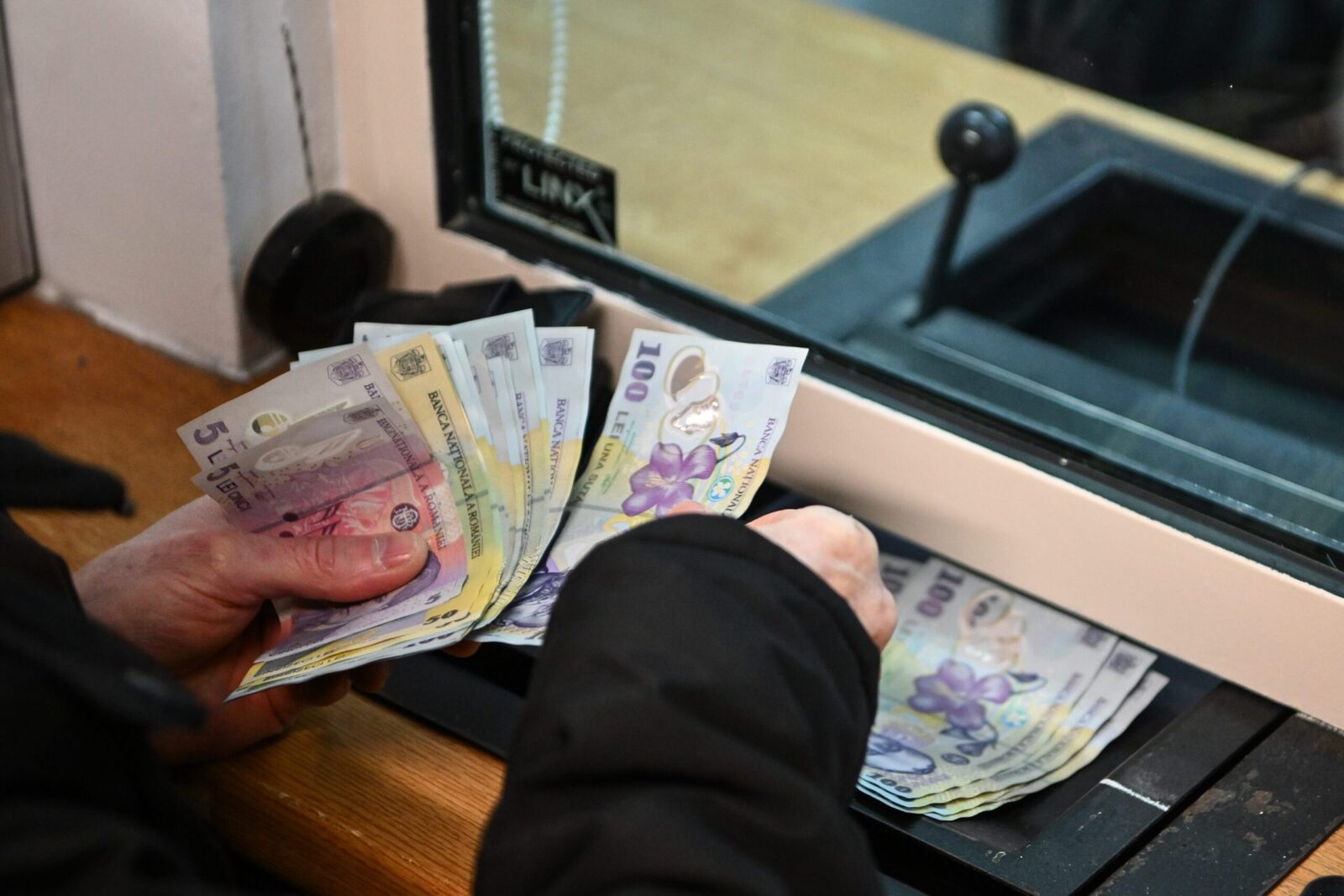 Sectorul 4: Bucureștenii pot cere banii înapoi pentru impozitul pe clădiri plătit în avans Primăria Sectorului 4 a anunțat că bucureștenii care au achitat deja impozitul pe clădiri aferent anului 2026 pot solicita returnarea sumelor plătite în plus