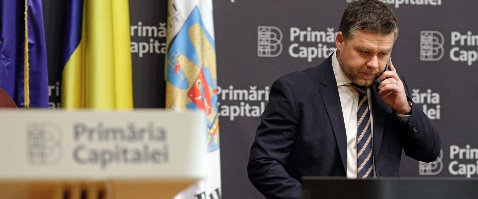 Afaceri cu locuințe sociale la primăria capitalei: beneficiari cu relații și chirii mărite Administrația Fondului Imobiliar (AFI) din subordinea Primăriei Capitalei, menită să asigure locuințe pentru persoanele vulnerabile, a distribuit, aparent, locuințe și terenuri unor persoane cu influență sau cu posibilități financiare, potrivit unei investigații