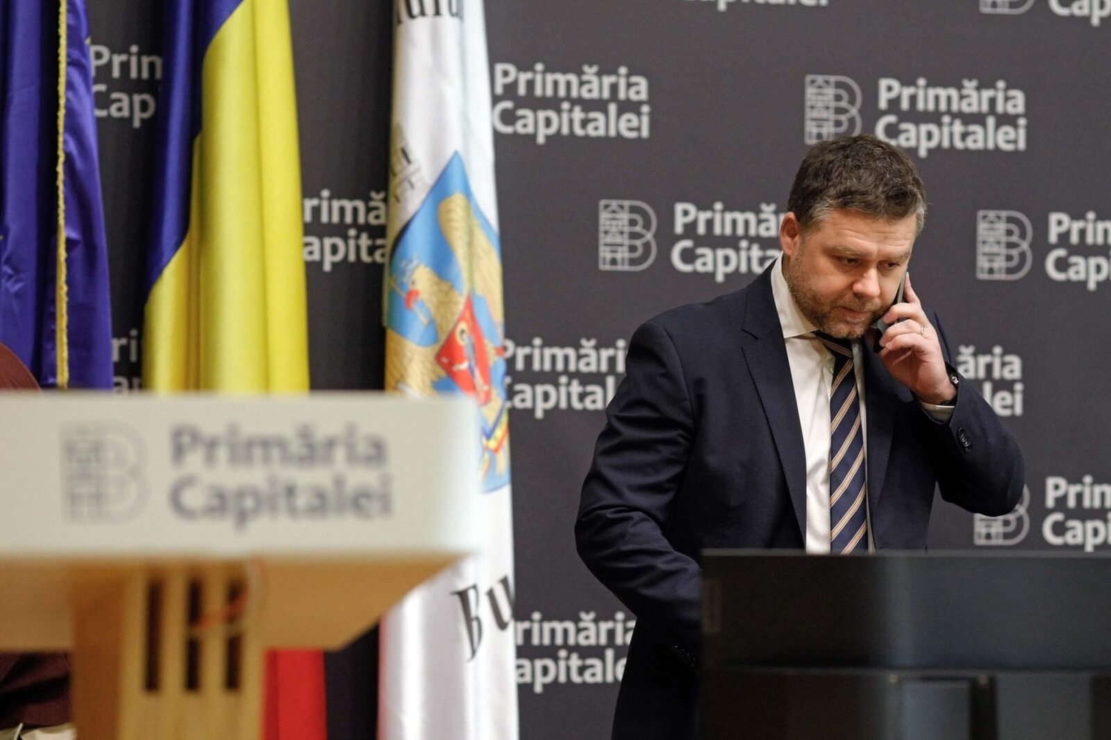 Afaceri cu locuințe sociale la primăria capitalei: beneficiari cu relații și chirii mărite Administrația Fondului Imobiliar (AFI) din subordinea Primăriei Capitalei, menită să asigure locuințe pentru persoanele vulnerabile, a distribuit, aparent, locuințe și terenuri unor persoane cu influență sau cu posibilități financiare, potrivit unei investigații