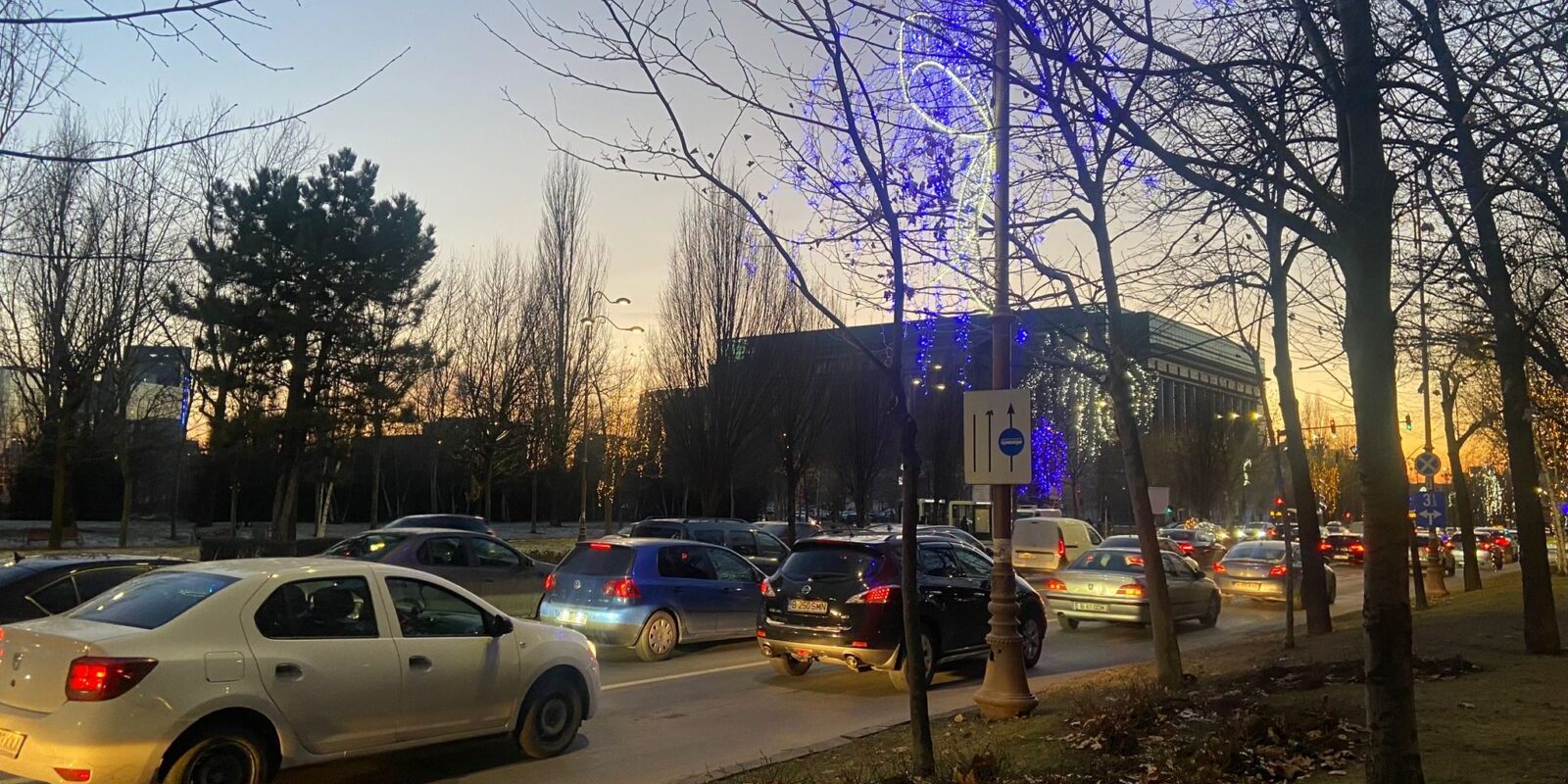 Amenzi usturătoare pentru șoferii care folosesc benzile unice din București Polițiștii Brigăzii Rutiere a Capitalei au aplicat anul trecut aproximativ 2.900 de amenzi șoferilor prinși că circulau ilegal pe benzile unice dedicate transportului public