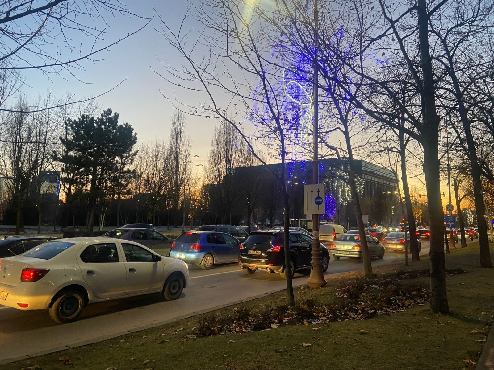 Amenzi usturătoare pentru șoferii care folosesc benzile unice din București Polițiștii Brigăzii Rutiere a Capitalei au aplicat anul trecut aproximativ 2.900 de amenzi șoferilor prinși că circulau ilegal pe benzile unice dedicate transportului public
