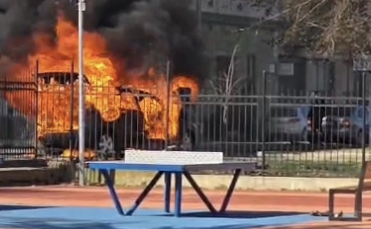 Incendiu la un autoturism în Arad: Pompierii intervin pe Bulevardul Dragalina Un incendiu a izbucnit vineri la un autoturism pe Bulevardul General Dragalina din municipiul Arad, mobilizând rapid echipajele de pompieri