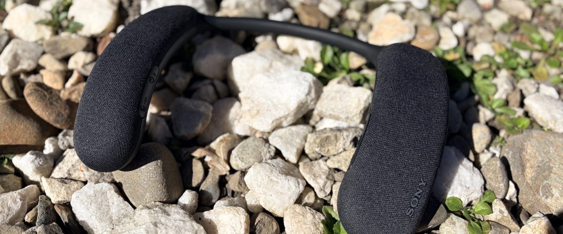 Sony Bravia Theatre U: Boxele „neckband” care vor să redefinească experiența audio Sony a lansat pe piață un nou dispozitiv audio, Bravia Theatre U, o boxă „neckband” care promite o experiență de sunet imersivă, fără a izola complet utilizatorul de mediul înconjurător