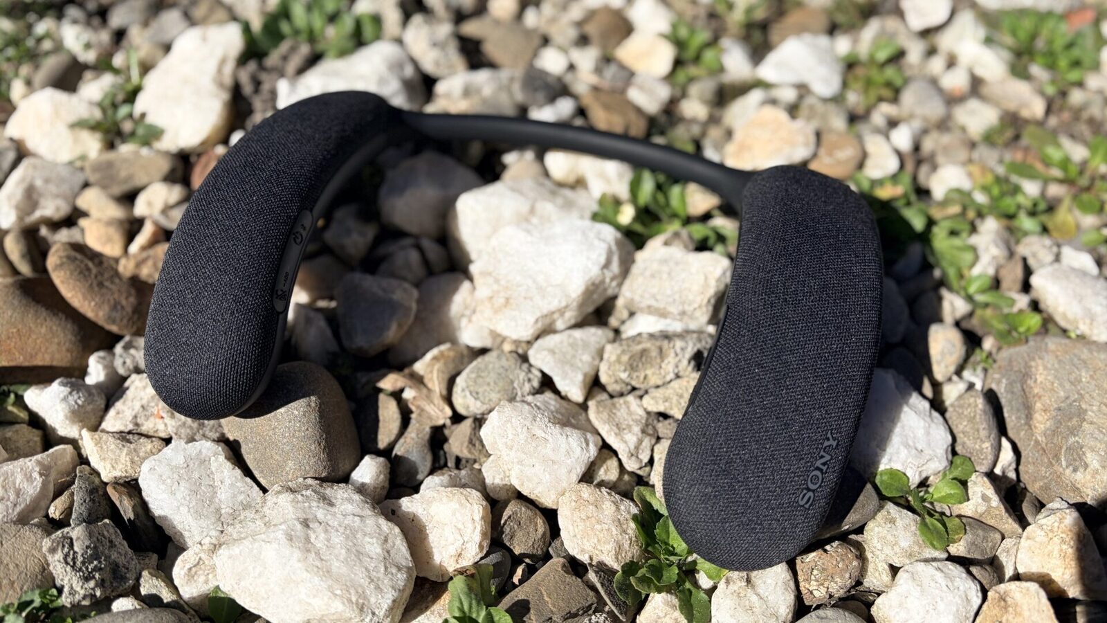 Sony Bravia Theatre U: Boxele „neckband” care vor să redefinească experiența audio Sony a lansat pe piață un nou dispozitiv audio, Bravia Theatre U, o boxă „neckband” care promite o experiență de sunet imersivă, fără a izola complet utilizatorul de mediul înconjurător