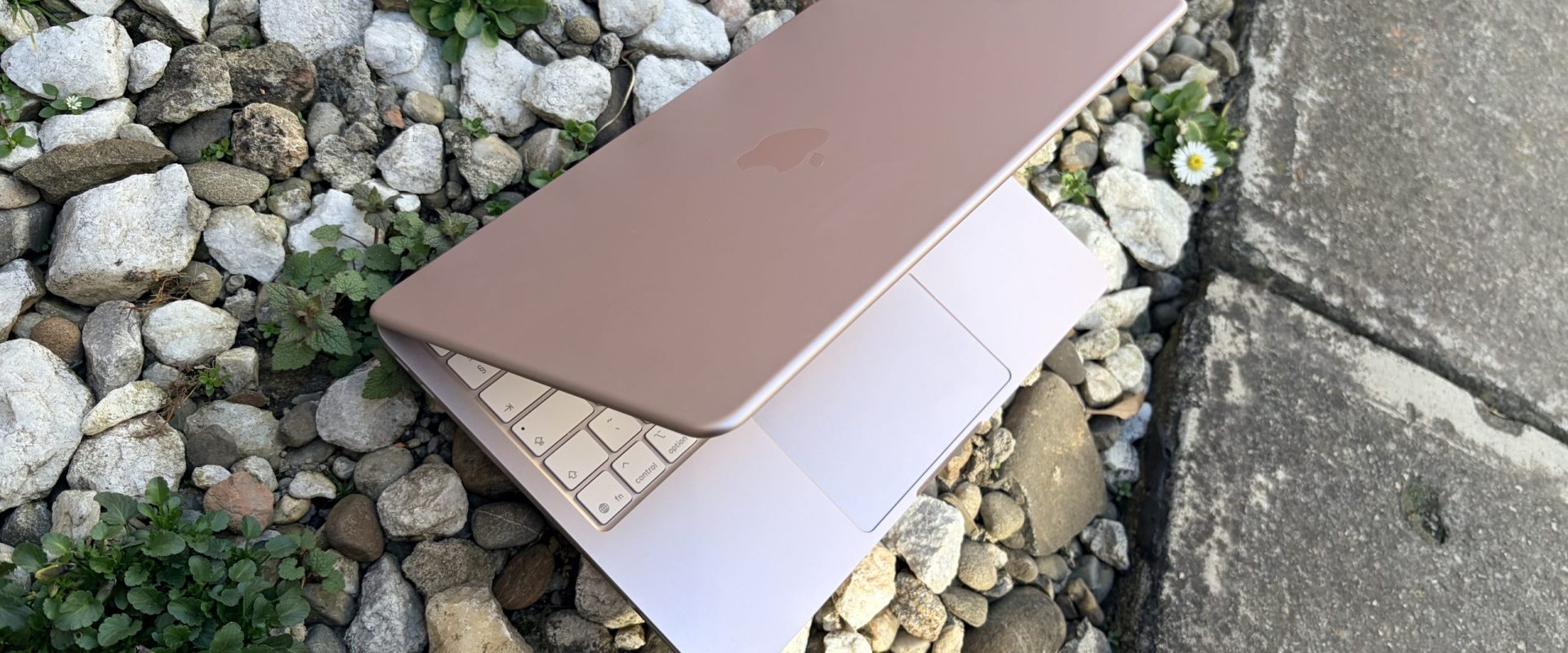 Apple intră agresiv pe piața laptopurilor accesibile cu noul MacBook Neo Apple lansează un nou model de MacBook, Neo, cu un preț de pornire care atrage atenția și promite performanțe bune la un cost mai mic