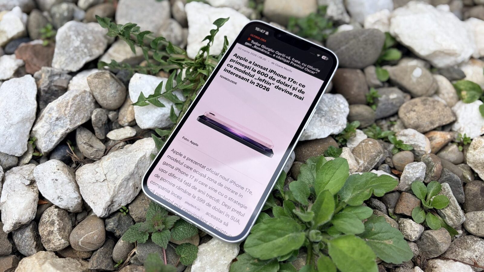 iPhone 17e: Un nou challenger pe piața smartphone-urilor Noul iPhone 17e promite o experiență premium fără a impune prețul exorbitant al modelelor de top, oferind o combinație atractivă de performanță, autonomie și design, potrivit specificațiilor tehnice prezentate