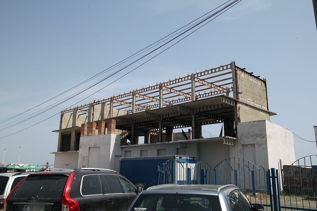 Beach-baruri ilegale pe litoralul românesc: Peste 100 de construcții fără autorizație În vara anului trecut, pe plajele dintre Năvodari și Vama Veche, au fost descoperite 105 construcții de tip beach-bar care funcționau ilegal