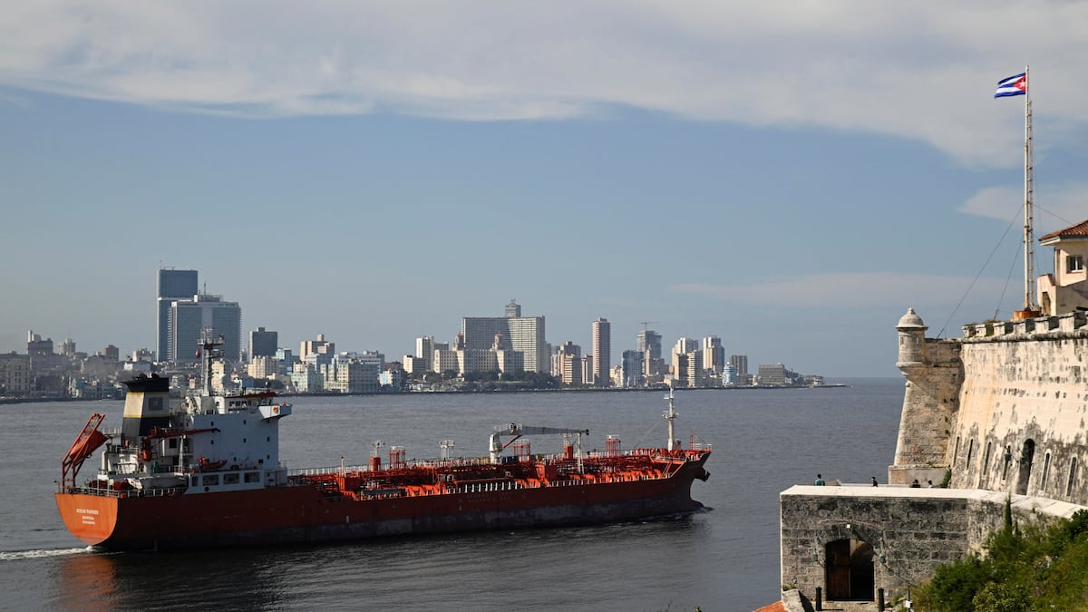 Rusia încalcă blocada petrolieră americană asupra Cubei: Un vas cu motorină, pe drum spre insulă Moscova pare să sfideze blocada petrolieră impusă de Washington asupra Cubei, trimițând un tanc petrolier cu până la 200.000 de barili de motorină, combustibil vital pentru funcționarea economiei cubaneze