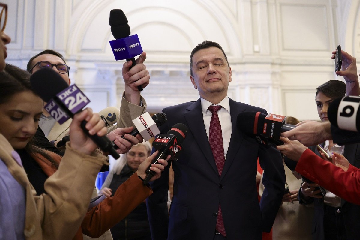 Grindeanu reaprinde flacăra schimbării premierului, după votarea bugetului Liderul Partidului Social Democrat (PSD), Sorin Grindeanu, a alimentat vineri speculațiile privind o posibilă remaniere guvernamentală, la scurt timp după ce bugetul de stat pentru anul în curs a fost votat în Parlament