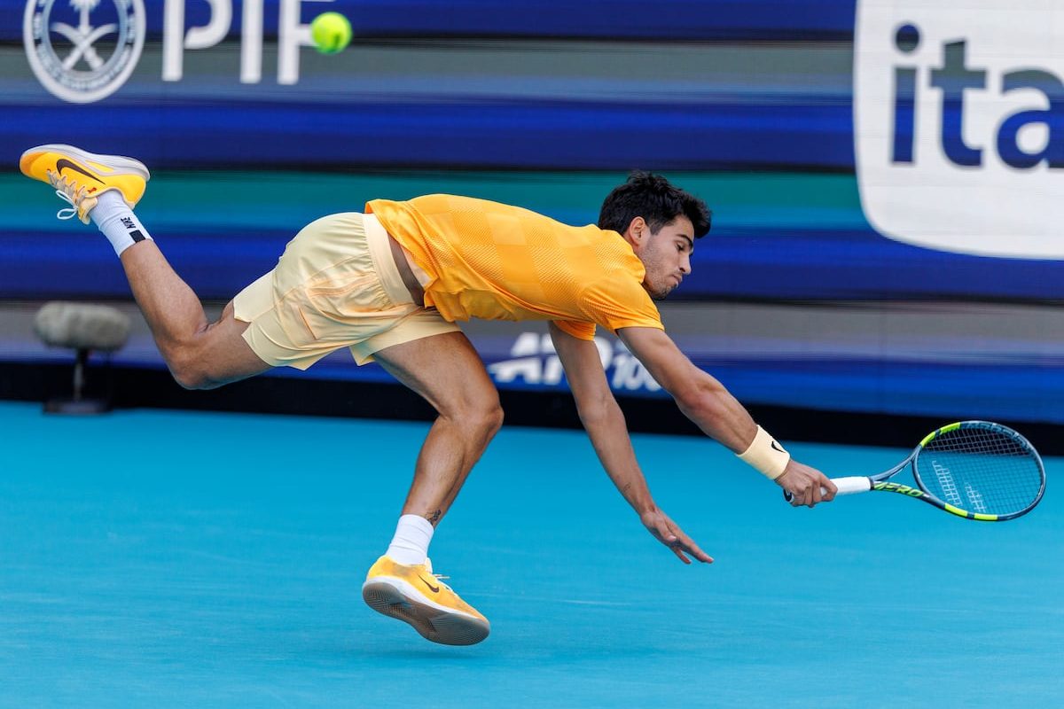 Zi neagră pentru Alcaraz: Korda îl elimină prematur la Miami Miami a fost martora unei surprize majore în runda a treia a turneului de tenis, când Carlos Alcaraz, favoritul competiției, a fost eliminat de americanul Sebastian Korda