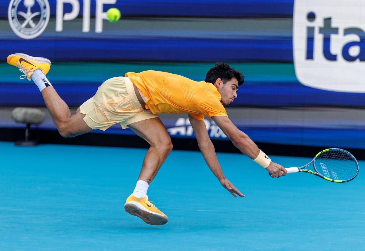 Zi neagră pentru Alcaraz: Korda îl elimină prematur la Miami Miami a fost martora unei surprize majore în runda a treia a turneului de tenis, când Carlos Alcaraz, favoritul competiției, a fost eliminat de americanul Sebastian Korda
