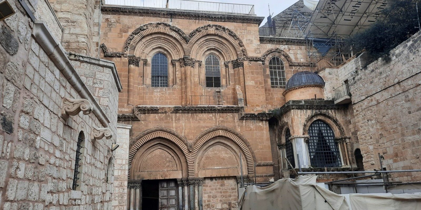 Interdicție controversată la Ierusalim: Patriarhul latin, împiedicat să celebreze slujba de Florii Poliția israeliană a interzis accesul Patriarhului latin al Ierusalimului, în contextul în care acesta dorea să celebreze liturghia de Duminica Floriilor catolice în Biserica Sfântului Mormânt