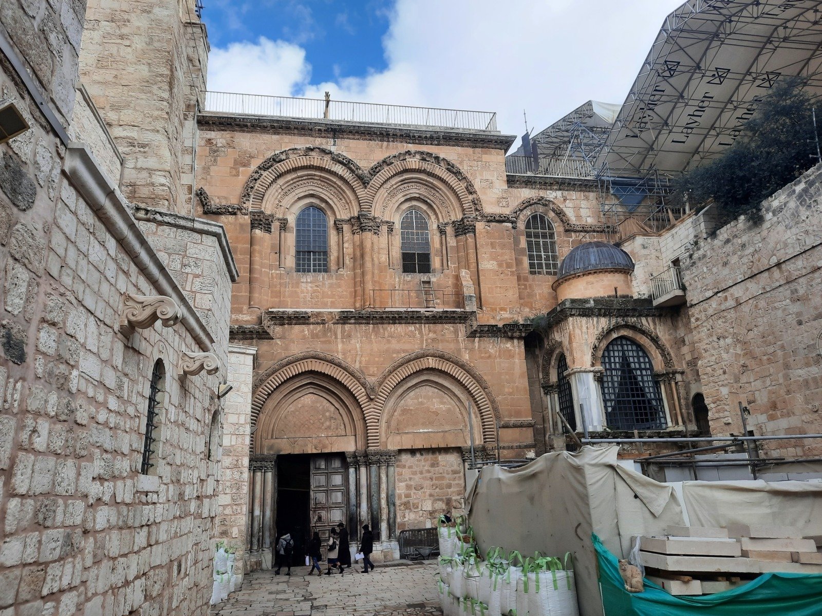 Interdicție controversată la Ierusalim: Patriarhul latin, împiedicat să celebreze slujba de Florii Poliția israeliană a interzis accesul Patriarhului latin al Ierusalimului, în contextul în care acesta dorea să celebreze liturghia de Duminica Floriilor catolice în Biserica Sfântului Mormânt