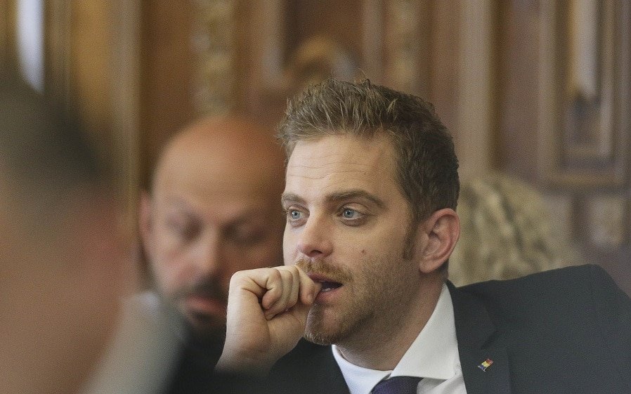 Ilan Laufer, implicat într-un accident rutier Ilan Laufer, fost ministru pentru mediul de afaceri în guvernul Tudose, a fost implicat într-un accident rutier, conform informațiilor obținute de la surse polițienești
